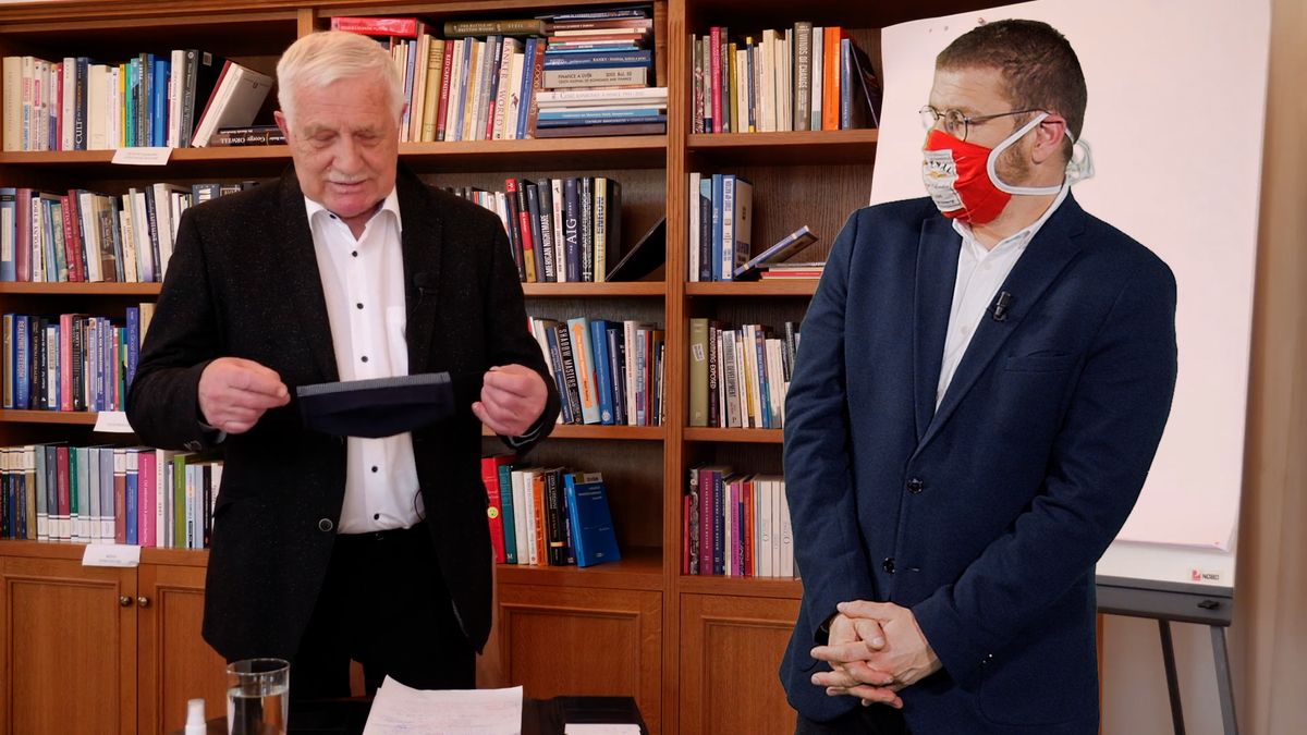 Šťastné pondělí: V hlavní roli Václav Klaus. Proč nemusí mít roušku?